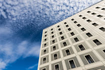 Fassade Stadtbibliothek Stuttgart und blauer Himmel - moderne Architektur von Matthias Hauser