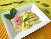 Spargel mit Salbei-Hollandaise und Schinken von Heike Rau