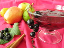 Cocktail mit Apfel, Johannisbeere und Limette von Heike Rau