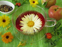 Früchtetee mit Ringelblumenblüten, Hagebutten und Äpfeln von Heike Rau