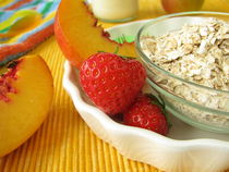 Frühstück für Kinder mit Müslizutaten und Milch von Heike Rau