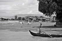 Rowing in the Irrawaddy River von RicardMN Photography