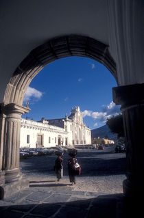 UNDER THE ARCH Antigua Guatemala von John Mitchell