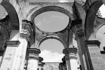 CATHEDRAL ARCHES BLACK AND WHITE Antigua Guatemala von John Mitchell