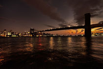 Dusk over Brooklyn Bridge von Rob Hawkins