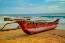 Ein roter Katamaran am Strand von Hikkaduwa by Gina Koch