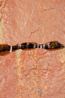 Red rock and water von Lars Hallstrom