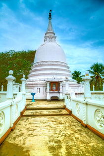 Tempel auf der Tropeninsel Sri Lanka by Gina Koch