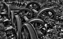 Rusting wheels of steel  von Rob Hawkins