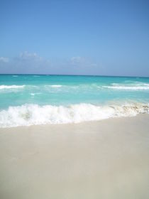 Summer Caribbean beach, blue water landscape. von Tricia Rabanal