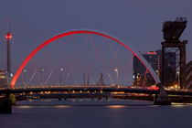 CLYDE ARC (SQUINTY BRIDGE) GLASGOW von Gillian Sweeney