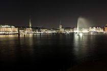 Alster mit Fontäne und Rathaus bei Nacht von kunertus