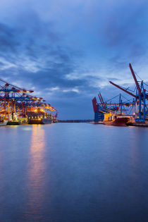 Hafenbecken am Containerterminal  by kunertus