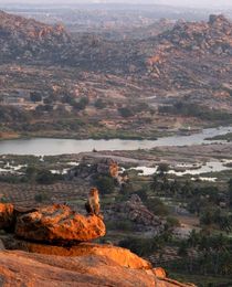 Affe schaut Sonnenuntergang auf heiligem Berg in Hampi von reisemonster