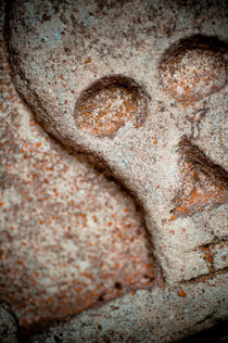 Stone skull by Lars Hallstrom