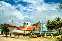 Boote im Hafen von Mirissa auf der tropischen Insel Sri Lanka von Gina Koch