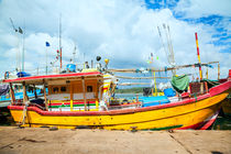 Boote im Hafen von Mirissa auf der tropischen Insel Sri Lanka by Gina Koch