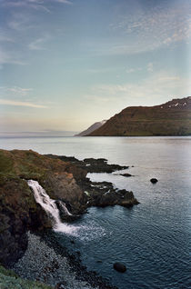 Waterfall in Loðmundarfjörður, Iceland von intothewide