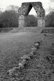 SOLITARY ARCH Kabah Mexico von John Mitchell