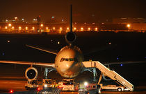 Flugzeug bei Nacht by Olaf von Lieres