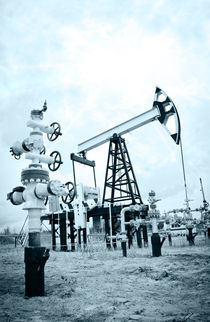 Pump jack and oilwell. von evgeny bashta