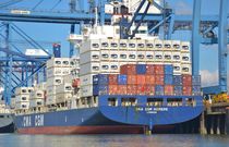 Enormous Container Ship von Malcolm Snook