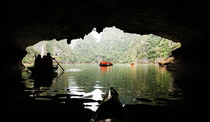 Canoeing in Ha Long Bay. von Tom Hanslien