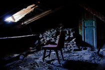 Empty chair... sitting in an attic. von evgeny bashta