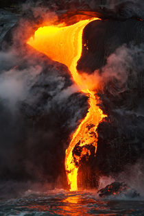 Lava flows into the sea von Johan Elzenga