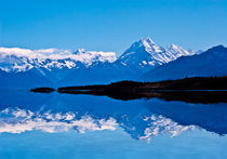 Mount Cook reflected in Lake Pukaki  von Sheila Smart