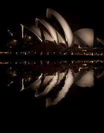 Sydney Opera House night reflection von Sheila Smart