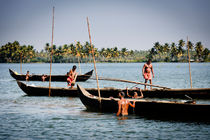 Mussels Pickers in the Kerala Backwaters. von Tom Hanslien