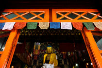 Prayer flags at Ghum Monastery. von Tom Hanslien