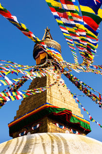 Prayer flags in the wind at the Boudhanath Stupa. von Tom Hanslien