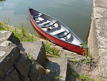 Kleines Boot am Fluss von Eva-Maria Di Bella