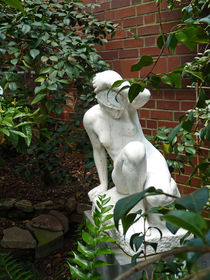 Sterbende Amazone - Skulptur im Botanischen Garten Köln von Eva-Maria Di Bella