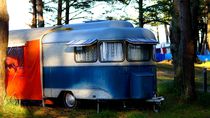 old school camping - campingurlaub alte schule von mateart