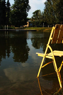 Gelber Stuhl im Abendlicht von STEFARO .