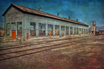 Werkstatt am Bahnhof mit einem Wassertank by Gunter Nezhoda