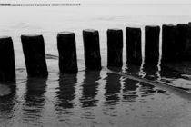 Buhnen am Strand von Warnemünde 3 by Michael Zieschang