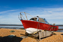 A red boat on Greatstone Beach. by Tom Hanslien