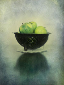 green apples in an enamel colander von Priska  Wettstein