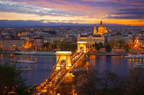Budapest Kettenbrücke by topas images