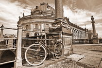 Altes Fahrrad vor Bodemuseum von Christian Behring