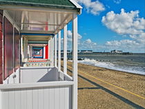 Southwold Pier Through Beach Huts von Bill Simpson