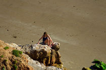 Girl On The Rocks, Compton Bay von Rod Johnson