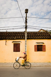 A passing cyclist, Hoi An. von Tom Hanslien