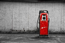 Red Vintage Gasoline Pump von Randall Nyhof