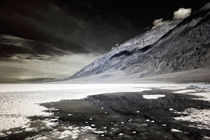 Badwater Basin Infrared von John Rizzuto