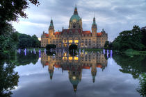 Rathaus in der Dämmerung by Joachim Hasche